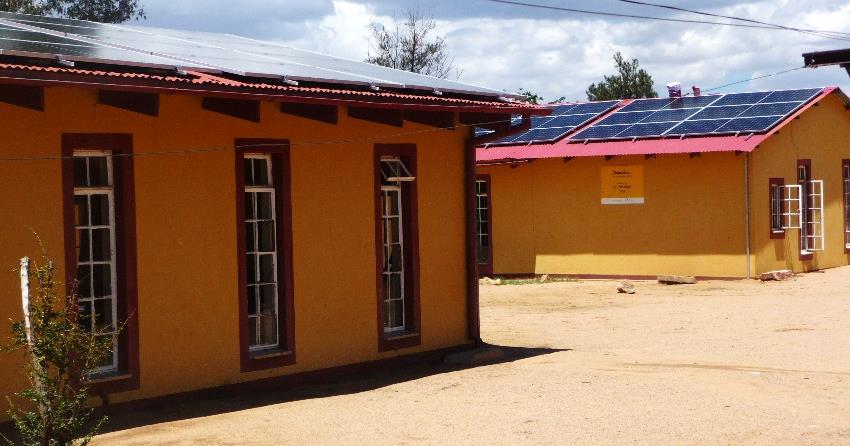 Grundschule Aris PV-Anlage auf den Dächern der Grundschule Aris
